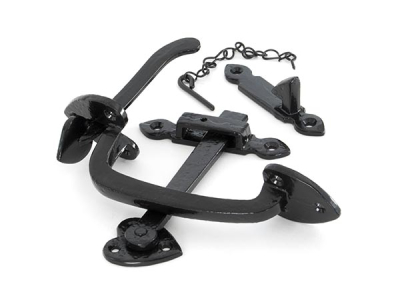 Black Black Cast Thumblatch Set with Chain