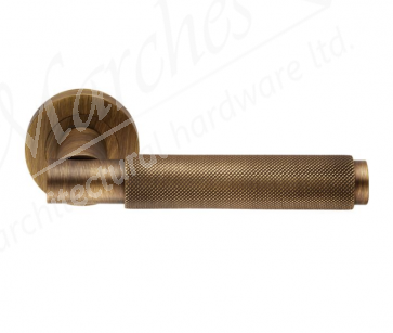 Varese Knurled Lever Handle on Rose - Antique Brass
